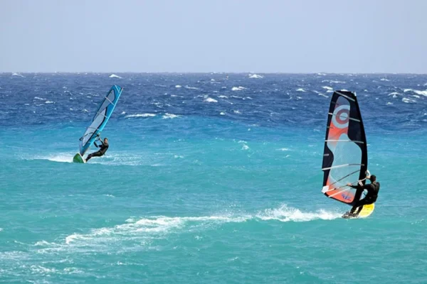 Windsurfing vs. Kitesurfing: Which One is Right for You?
